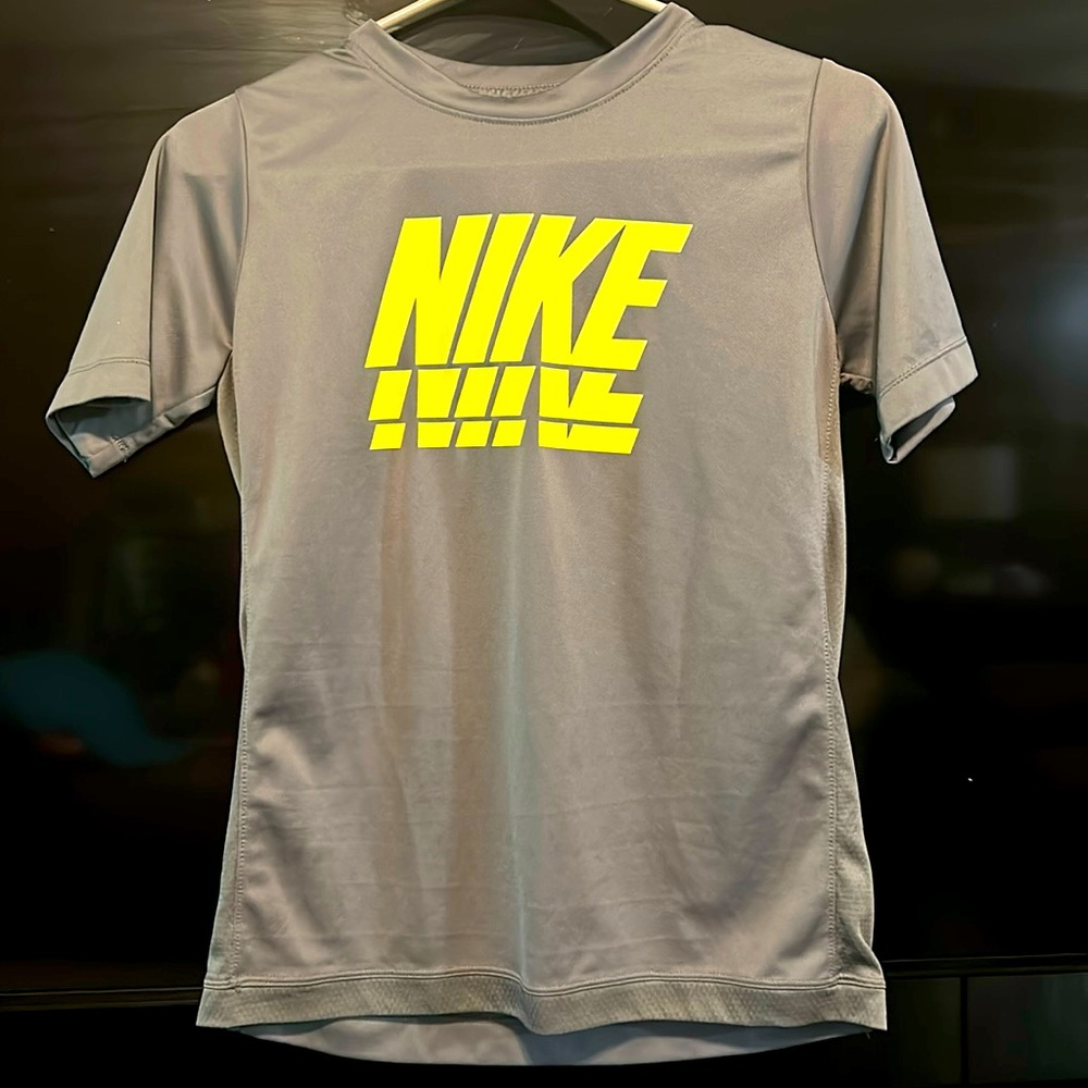 NWOT boys Nike soft material shirt